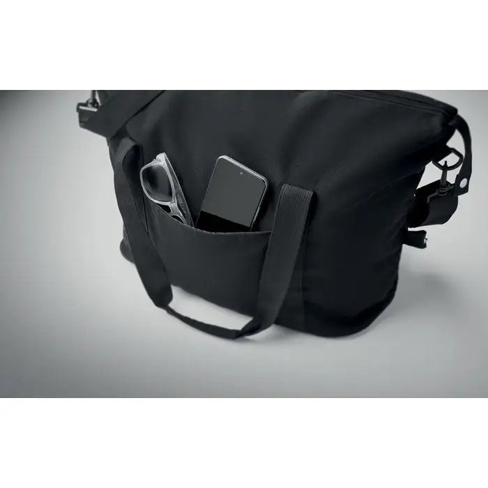 Geanta de weekend neagra din material reciclat cu buzunar frontal cu ochelari de soare si smartphone