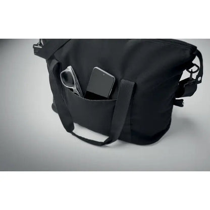 Geanta de weekend neagra din material reciclat cu buzunar frontal cu ochelari de soare si smartphone