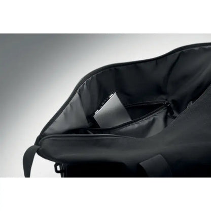 Geanta de weekend din material reciclat negru cu design minimalist si compartiment interior cu fermoar