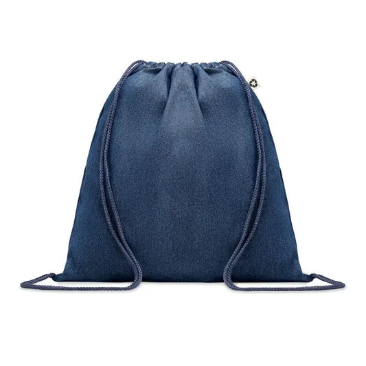 Geanta din denim reciclat albastru cu snur si logo metalic mic pentru purtare usoara si eco-friendly