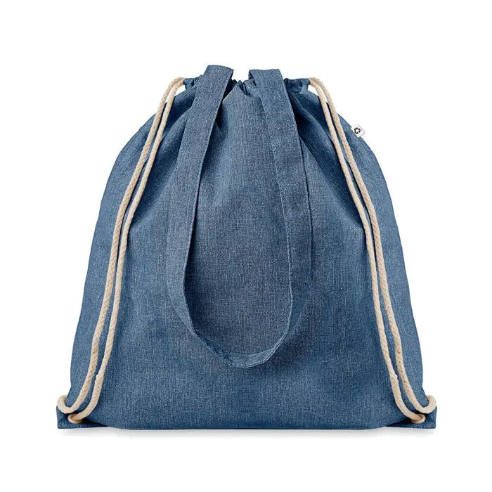 Geanta din material reciclat de 140 gr/m² albastru denim cu manere din sfoara bej si eticheta alba mica