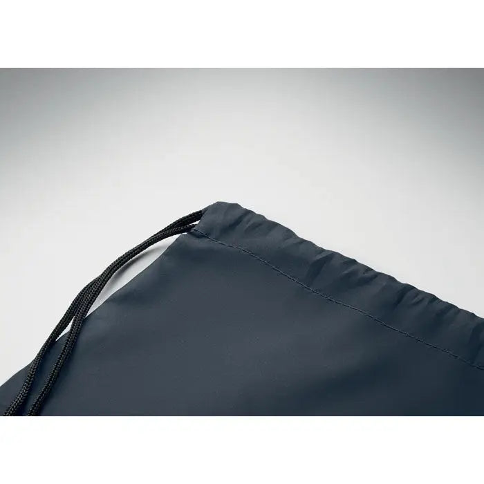 Geanta din poliester 190t gri închis cu șnur negru împletit și sistem de prindere cu snur