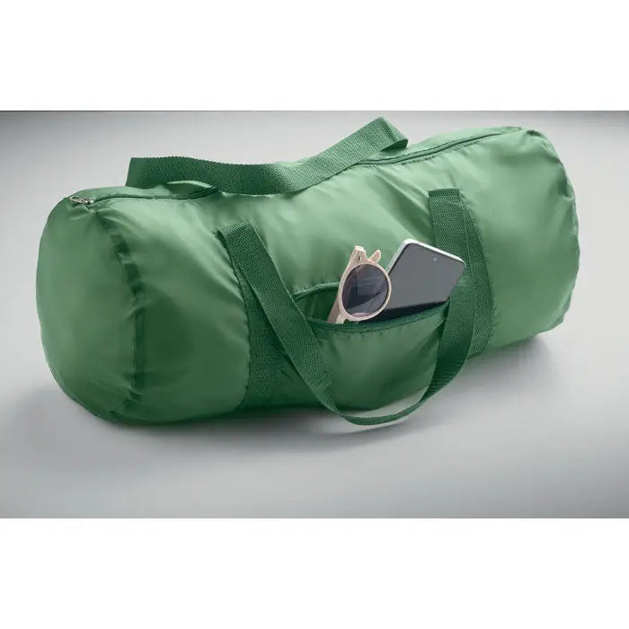Geanta duffle 190t rpet 20l verde cilindrica cu manere asortate si buzunar frontal cu ochelari de soare si smartphone