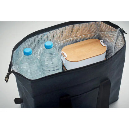 Geanta frigorifica 300d rpet 3l neagra izolata cu interior captusit cu plasa si doua sticle cu apa plus recipient din bambus cu capac alb