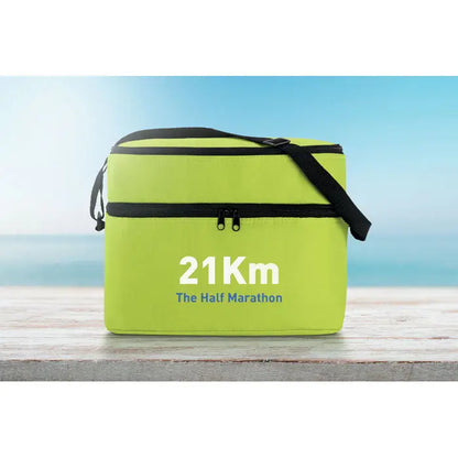 Geanta frigorifica cu 2 compartimente lime green izolata cu fermoar negru si bretea imprimeu 21km the half marathon alb si albastru