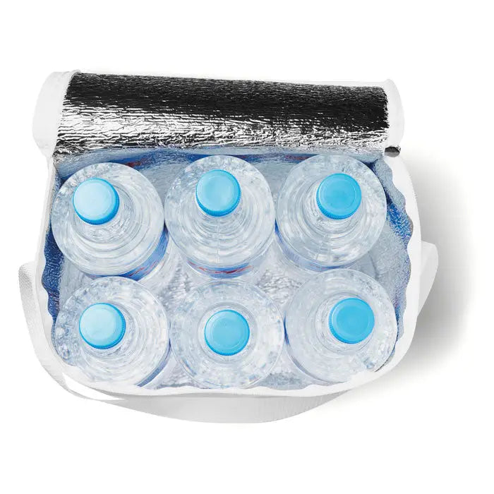 Geanta frigorifica alba izolata cu captuseala argintie reflectorizanta care contine sase sticle de plastic transparente de 1,5 l cu capace albastre