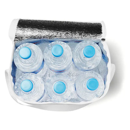Geanta frigorifica alba izolata cu captuseala argintie reflectorizanta care contine sase sticle de plastic transparente de 1,5 l cu capace albastre
