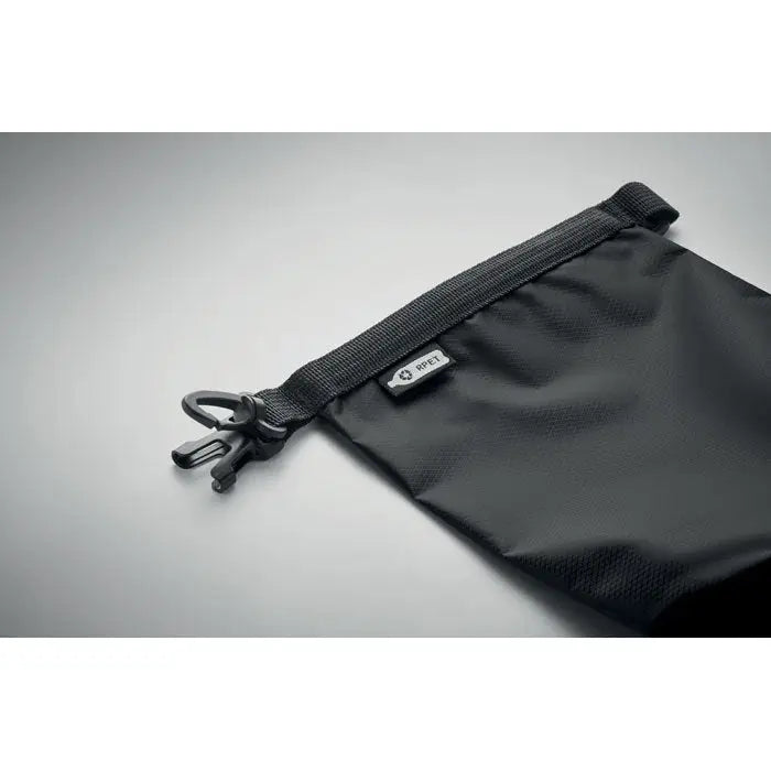 Geanta impermeabila 210t rpet neagra cu capacitate 1,5l din material textil cu bretea si carabiniera metalica
