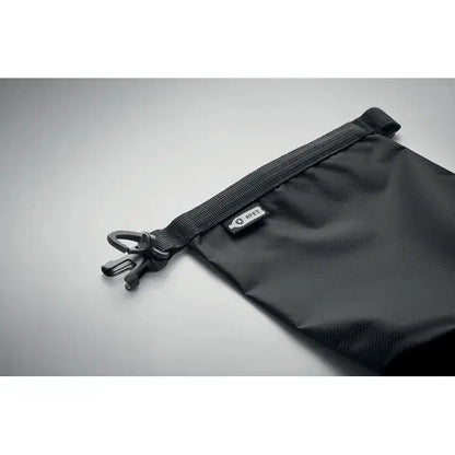 Geanta impermeabila 210t rpet neagra cu capacitate 1,5l din material textil cu bretea si carabiniera metalica