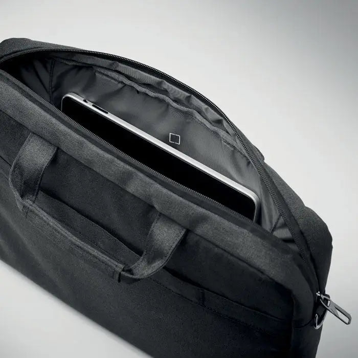 Geanta laptop 600 rpet neagra texturata cu tableta argintie eleganta in compartimentul principal