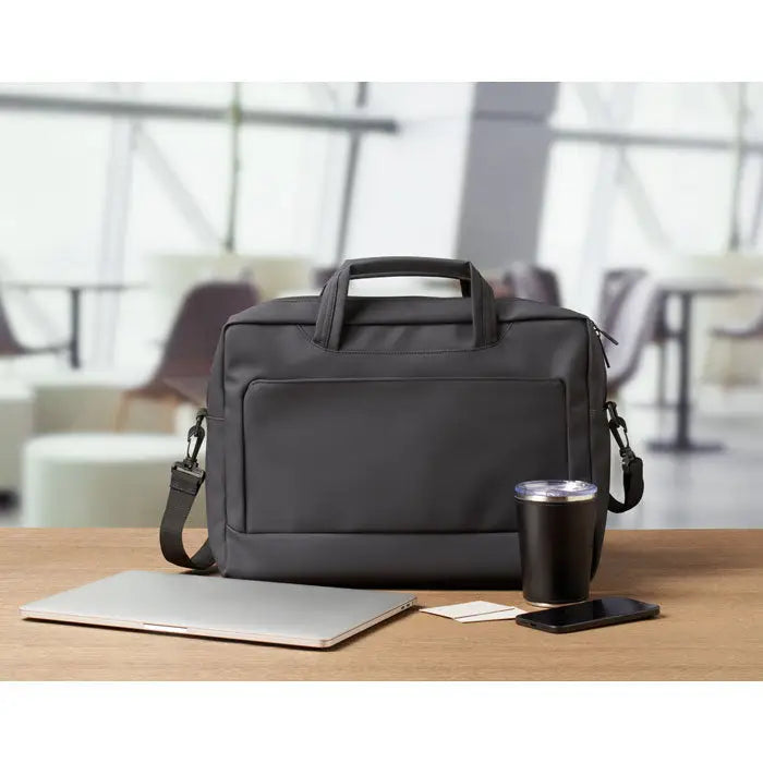 Geanta laptop de 15 inchi neagra cu design structurat si doua manere practice pentru transport