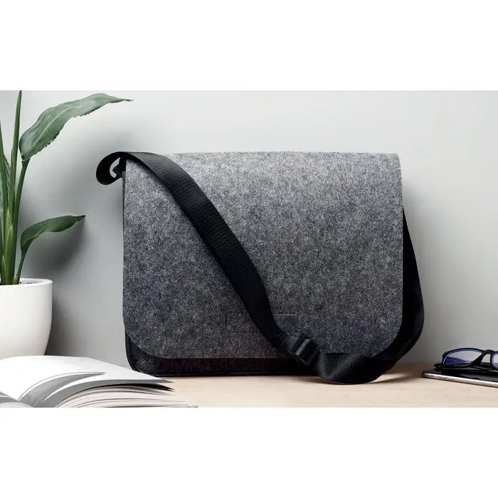 Geanta laptop din fetru rpet gri cu curea neagra reglabila din material reciclat ideal pentru transport zilnic