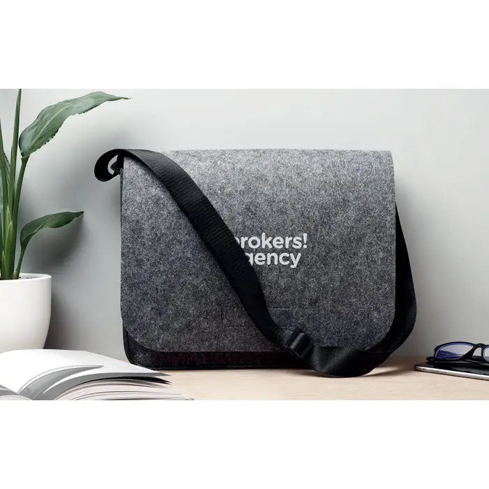 Geanta laptop din fetru rpet gri cu bretea neagra si text alb brodat pentru transport comod