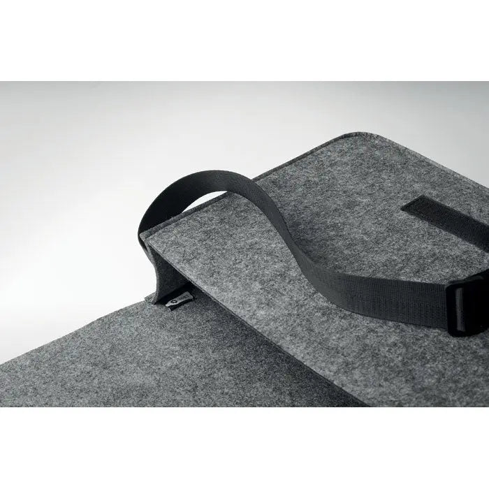 Geanta laptop din fetru rpet gri cu curea reglabila neagra si catarama pentru protectie si transport eficient