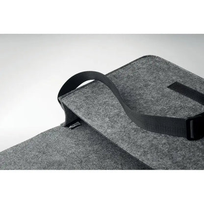 Geanta laptop din fetru rpet gri cu curea reglabila neagra si catarama pentru protectie si transport eficient
