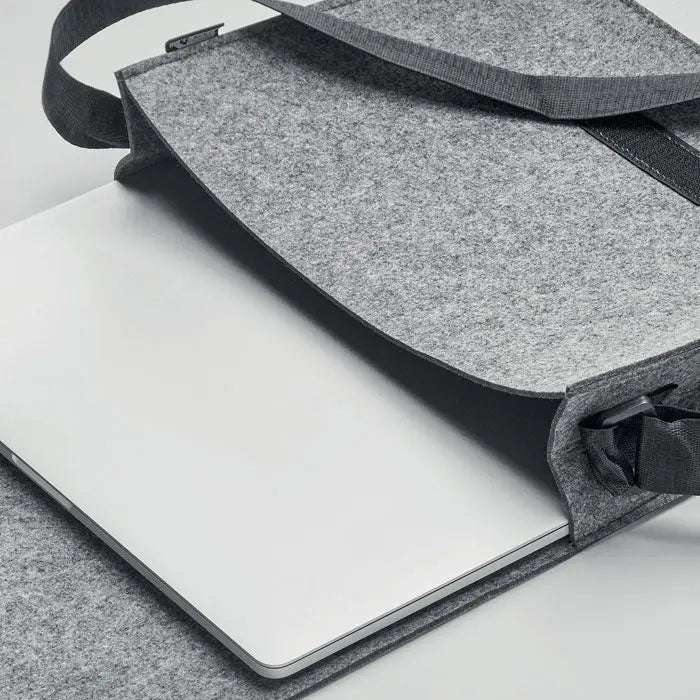 Geanta laptop din fetru rpet gri cu barete negre din material textil pentru protectie si transport laptop