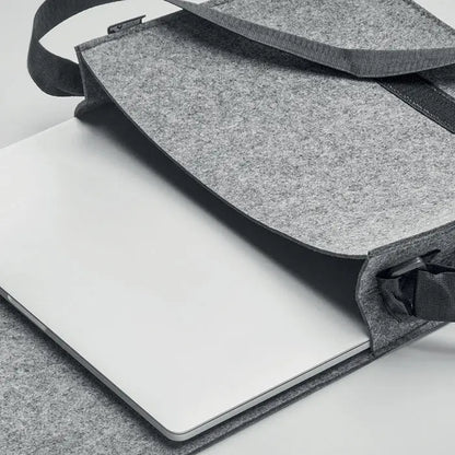 Geanta laptop din fetru rpet gri cu barete negre din material textil pentru protectie si transport laptop