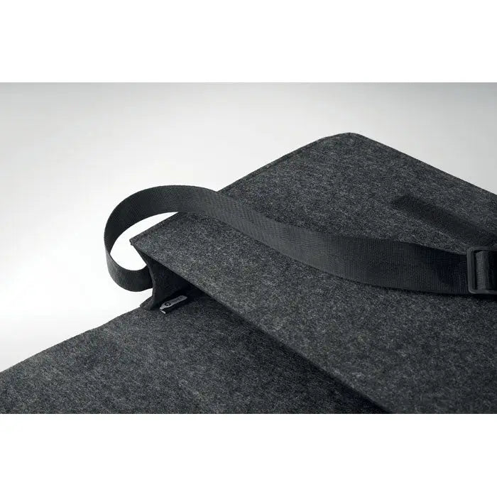 Geanta laptop din fetru rpet gri inchis cu bretea neagra reglabila pentru transport facil