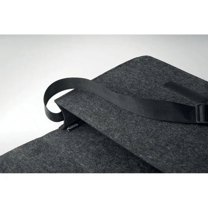 Geanta laptop din fetru rpet gri inchis cu bretea neagra reglabila pentru transport facil