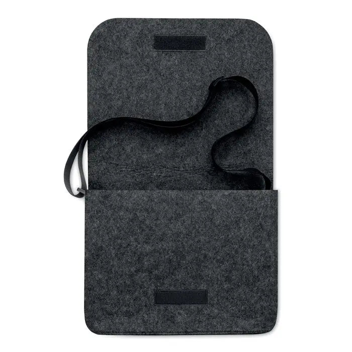 Geanta laptop din fetru rpet gri inchis cu clapeta neagra si inchidere velcro pentru protectie si transport eficient