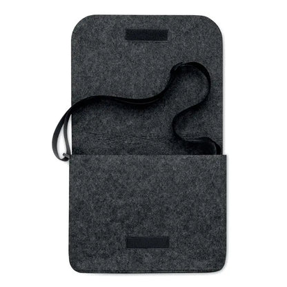 Geanta laptop din fetru rpet gri inchis cu clapeta neagra si inchidere velcro pentru protectie si transport eficient