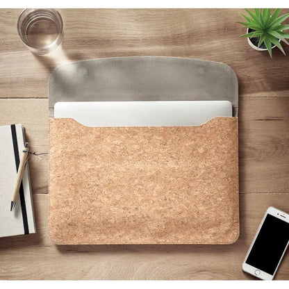 Geanta laptop pluta clapa magnetica din pluta naturala cu captuseala din piele intoarsa gri ce protejeaza un laptop alb