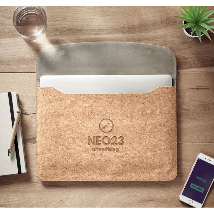 Geanta laptop pluta clapa magnetica tan cu interior gri din piele intoarsa si logo neo23 advertising embosat