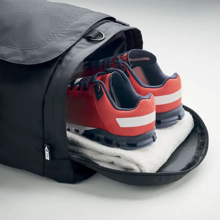 Geanta mare de sport din 300D RPET neagra cu fermoar deschis si pantofi sport rosii si negri inauntru