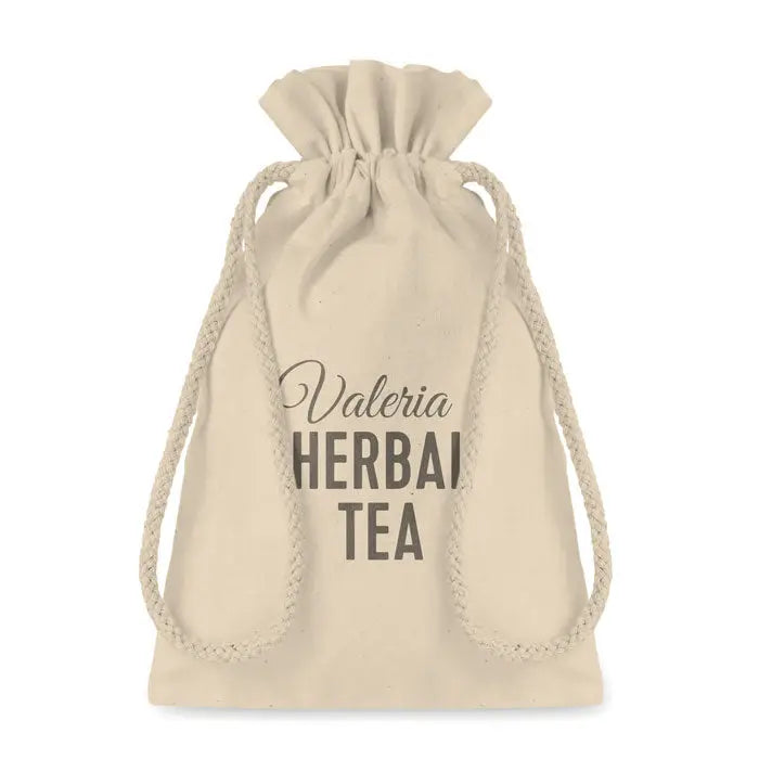 Geanta mica din bumbac bej cu snur si imprimeu valeria herbal tea in litere negre