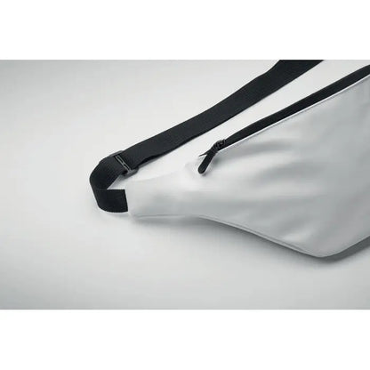 Geanta moale din pu alba din nylon cu fermoar negru si curea reglabila pentru purtare la brau
