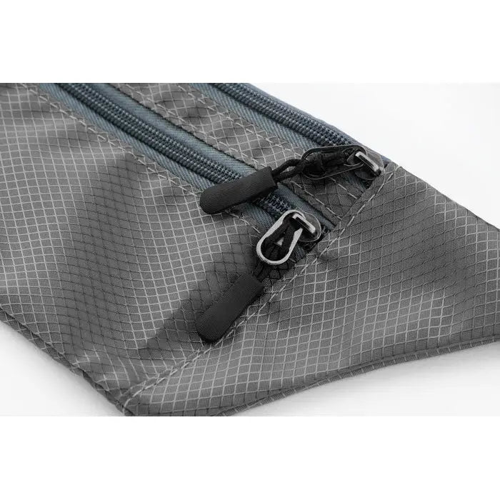 Geanta gri cu model de plasă, fermoare negre și accesorii metalice argintii, ideală pentru purtat în talie
