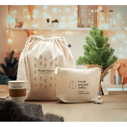 Geanta pentru cosmetice fairtrade din pânză bej cu model de brazi maro și textul world tastes