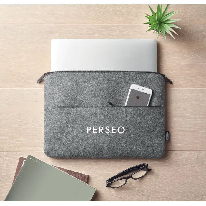 Geanta pentru laptop cu fermoar din fetru rpet gri cu brand alb perseo si buzunar frontal pentru smartphone