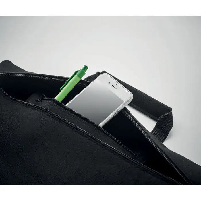 Geanta pentru laptop neagra din fetru rpet cu fermoar deschis continand telefon alb si pix verde