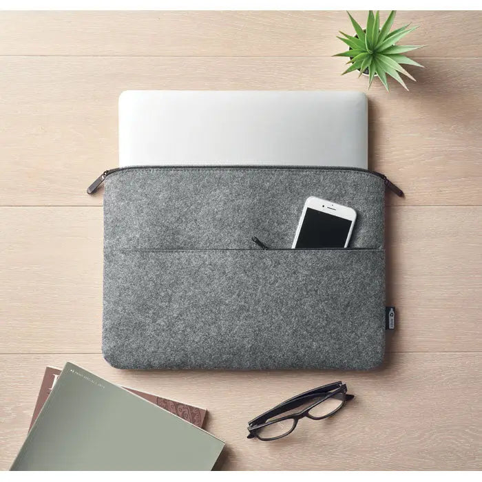 Geanta pentru laptop cu fermoar din fetru rpet gri cu buzunar frontal ce tine un smartphone alb
