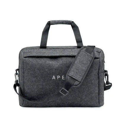 Geanta pentru laptop din fetru rpET de 15 inch neagră cu bretea reglabilă și logo ape alb