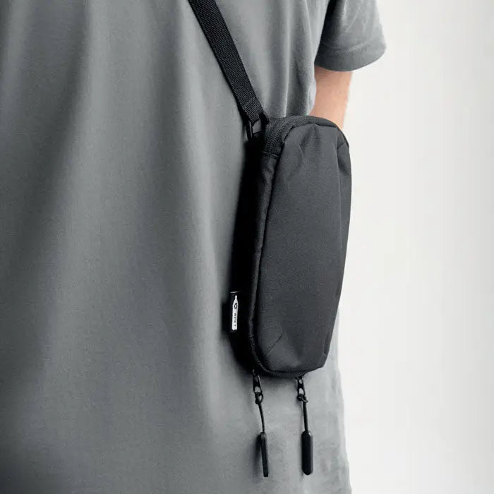 Geanta pentru smartphone in cruce neagra din nylon cu inchidere cu fermoar si sertar cu bareta pentru purtare cruzata