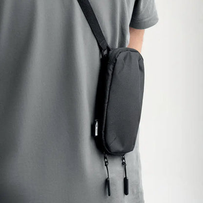 Geanta pentru smartphone in cruce neagra din nylon cu inchidere cu fermoar si sertar cu bareta pentru purtare cruzata