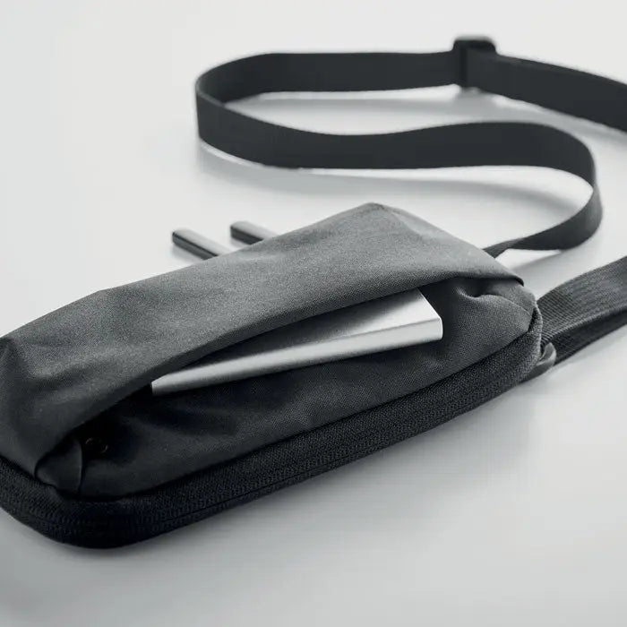 Geanta pentru smartphone cruce din material textil negru cu buzunar si curea reglabila cu inchidere cu fermoar