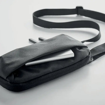 Geanta pentru smartphone cruce din material textil negru cu buzunar si curea reglabila cu inchidere cu fermoar