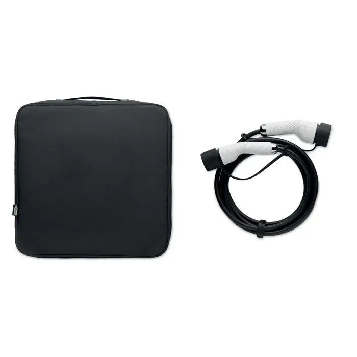 Geanta pentru telecabina 600d rpet neagra din material 600d rpET alaturi de cablu de incarcare electric alb cu negru