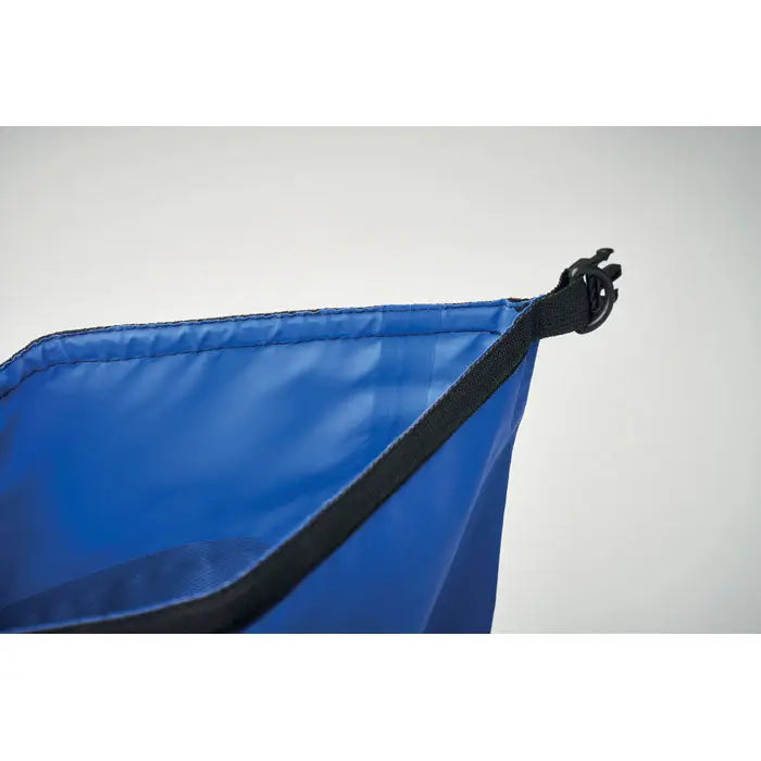 Geanta rolltop impermeabila din RPET albastra cu cusaturi negre rezistente si inchidere cu catarama din plastic negru