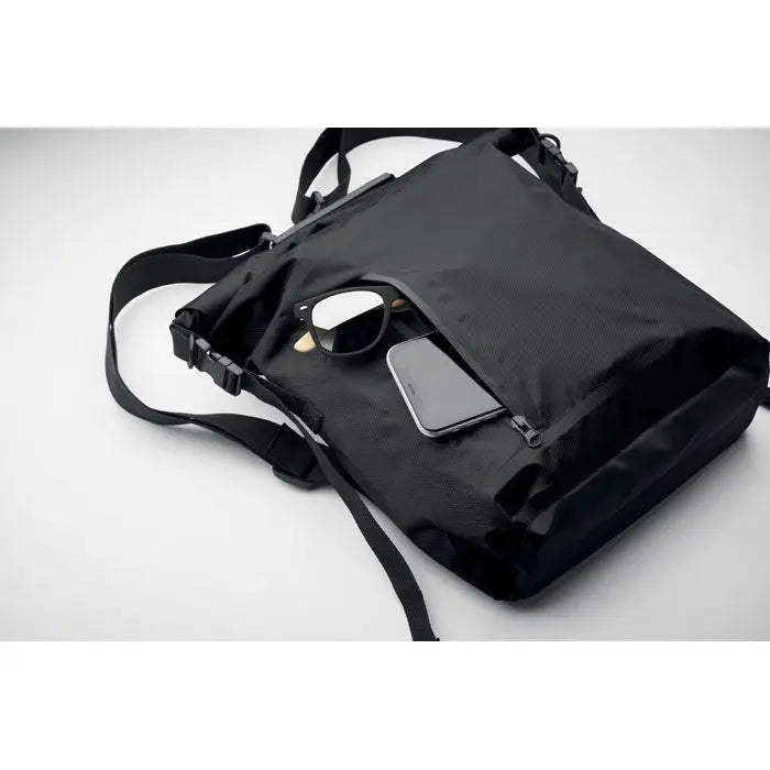 Geanta rolltop impermeabila din rpet neagra din nylon cu bretea reglabila si buzunar frontal cu fermoar