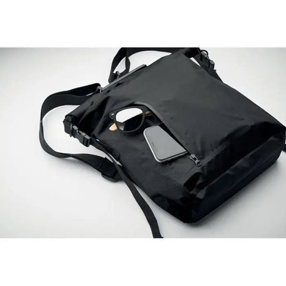 Geanta rolltop impermeabila din rpet neagra din nylon cu bretea reglabila si buzunar frontal cu fermoar
