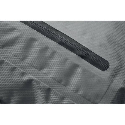 Geanta rolltop impermeabila din rpet cu material mesh gri si fermoar negru diagonal pe suprafata
