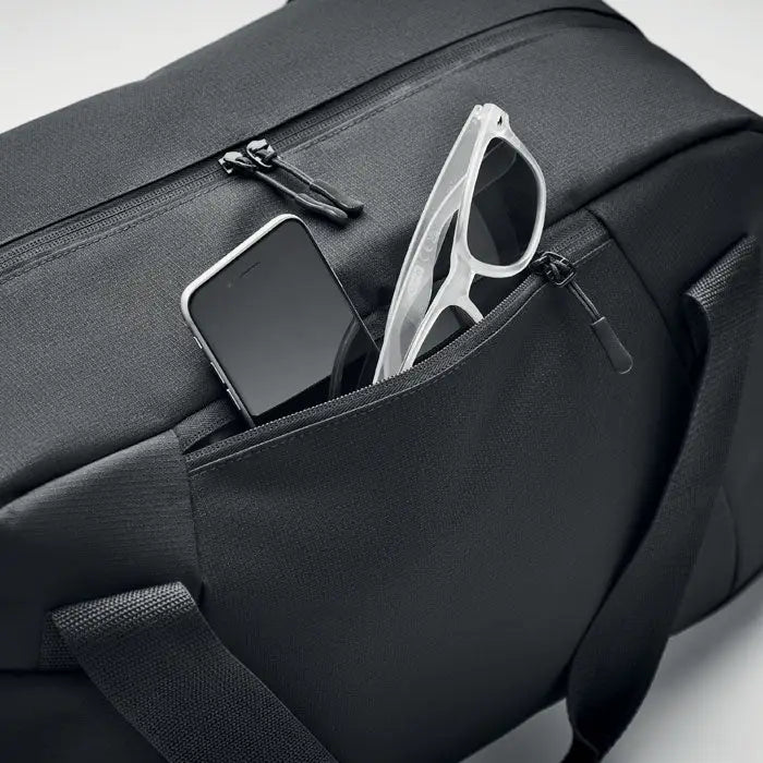 Geanta sport 300d ripstop neagra din material texturat cu compartimente cu fermoar ce contin smartphone si ochelari albi