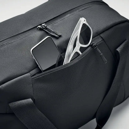 Geanta sport 300d ripstop neagra din material texturat cu compartimente cu fermoar ce contin smartphone si ochelari albi