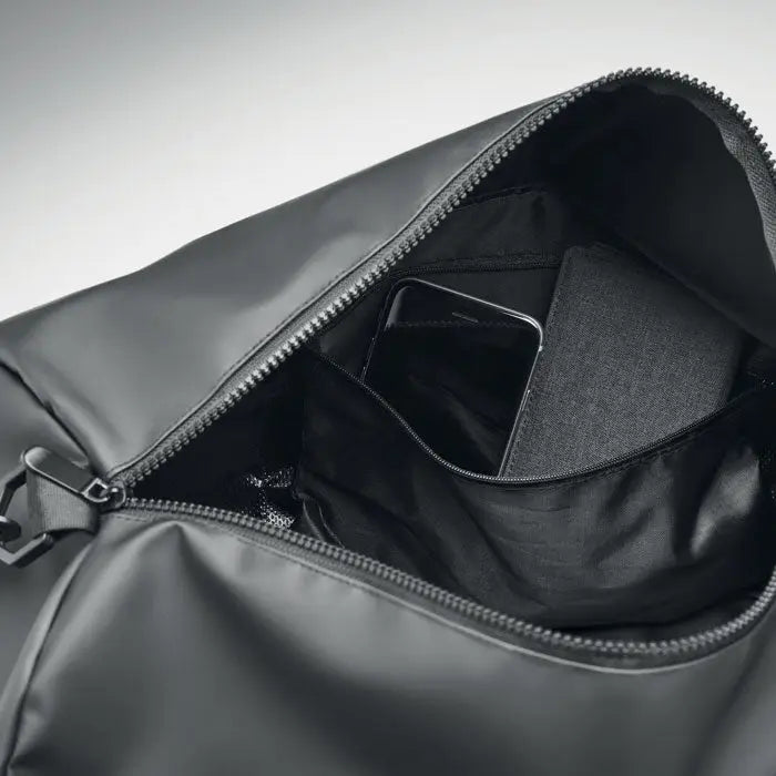 Geanta sport din prelata neagra cu fermoar si compartimente interioare din nylon pentru depozitare organizata