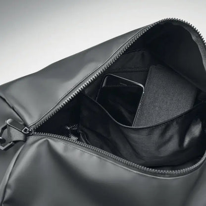 Geanta sport din prelata neagra cu fermoar si compartimente interioare din nylon pentru depozitare organizata