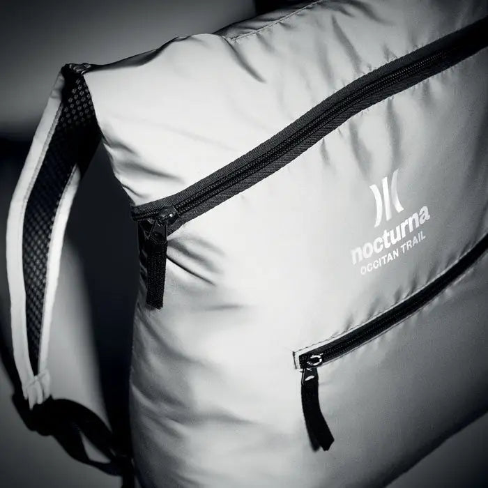 Geanta sport pliabila reflectorizanta gri cu fermoare negre si logo nocturna occitan trail subtil